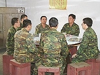     馬防部司令程中將日前蒞基層與官兵會餐，並聽取單位在生活上的各項建議與問題；在享用午餐的輕鬆氣氛下，拉近了與官兵間的距離。(圖／文：江承翰)