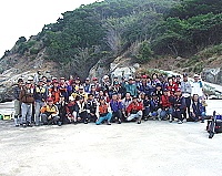 九三年磯釣大賽北竿大坵登場,釣友於碼頭合影留念。(圖/文:陳鵬雄)