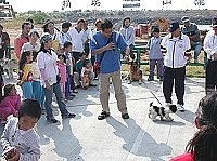 縣府動物防疫宣導登場,寵物選美人氣最旺,免費健檢也是生意興隆,飼主們難得交流、場面融洽。(圖/文:曹重偉)