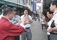 　環保局、警察局昨日進行商家騎樓堆置物清除，引發介壽村商家強烈抗議。（圖／文：張登傑）