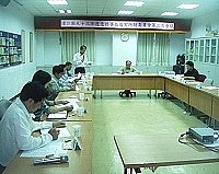 　意外事故傷害防治推動委員會召開，由警察局副局長林文彬提出青少年騎機車未戴安全帽及流連網咖管制措施專案報告。（圖／文：曹重偉）