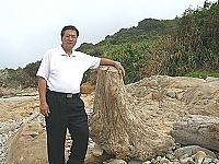 　化朽木為神奇！莒光鄉長柯玉官處理海岸漂流木傷透腦筋，靈機一動，乾脆規劃漂流木環保藝術公園。（圖：莒光鄉公所提供）