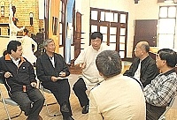 　「台北•馬祖—老建築活化新風情」開幕茶會上，縣長陳雪生、立委曹原彰與台北市文化局副局長李斌進行一場攝影的人文對談。（圖／文：張登傑）