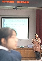 　美少女的煩惱─台北市立療養院心理師徐盈真，昨日在馬祖高中面對馬中美少女們，暢談飲食失調與情緒壓力的關係。（圖／文：張登傑）