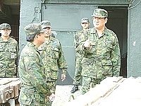     馬防部司令程中將於日前視導彈藥清點工作，並針對各類彈藥逐項清點，同時巡視彈藥庫周遭的環境維護情形。(圖／文：江承翰)