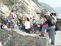 　講師帶領環境教育研習的學員們一起到海邊，介紹鐵板海岸地質特色與風貌。（圖／文：曹重偉）
