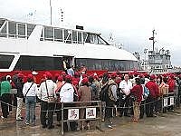 首支「金門進、馬祖出」的宗教參訪團抵馬中轉回台,圖為該團一行下船時的熱鬧畫面。(圖/文:曹重偉)