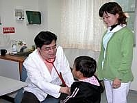 首位兒科專科醫師李敏進修學成返鄉服務,首日看診衛生局長劉增應及縣立醫院院長謝春福前往幫他加油打氣。(圖/文:曹重偉)