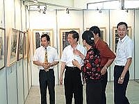 台馬鄉土文化交流展在八德市綜合大樓三樓展出,八德市長張春松特別前往觀賞致賀。(圖:連江縣政府文化局提供)