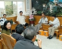 　全縣各國中小校長齊聚南竿舉行年度校長會議，縣長陳雪生特別舉行晨光咖啡會，以輕鬆「攀講」方式，傾聽各校的需求與問題。（圖／文：張登傑）
