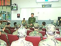     馬防部司令程中將於日前親臨南竿機場主持差假官兵離營宣教，並提醒休假人員於營外要注意安全、勿肇生事端，以維護軍人良好形象。（圖／文：蘇晉正）