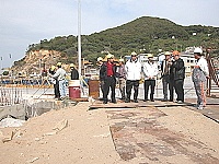 　副縣長徐文吉與工務局及北竿各界會勘白沙南碼頭加高事宜。（圖／文：陳鵬雄）