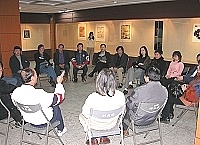 　台北現代畫展作品爭奇鬥艷，主秘林星寶在開幕式上特別安排座談會，與畫家們暢談馬祖的藝文發展。（圖／文：曹重偉）
