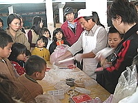 　北竿文協古早味研習，現場老師傅指導龍鬚糖製作。（圖／文：陳鵬雄）