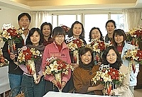 　聖誕節近了！山隴社區發展協會舉辦「花天使—聖誕節花藝壁飾研習」，件件聖誕花藝作品引起驚豔，提前營造幸福浪漫氣氛。（圖／文：張登傑）