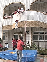 　塘岐附幼小朋友第一次體驗緩降機從天而降的感覺。（圖／文：陳鵬雄）