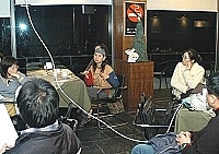 「讀來讀往」讀書會昨日舉行張愛玲作品與人生的討論,特別邀請洪建全基金會種籽講師鄭幸麗一起分享閱讀的深度與角度。(圖/文:張登傑)
