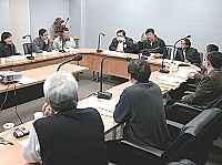 　縣長陳雪生針對建築管理自治條例草案前往縣議會與議員們溝通，希望議員們多提供建議與糾正，讓法案更完善。（圖／文：曹重偉）