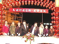　點燈儀式上縣長陳雪生及多位來賓一起按下燈掣，剎那間燈光齊放，現場響起熱烈歡呼。（圖／文：曹重偉）