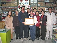 陳雪生聘用莒光鄉第四位縣政顧問林家菊,並親自到府頒發顧問證書。(圖/文林冰芳)