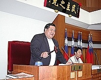 　議長陳振清敲下議事槌，象徵縣議會第三屆第六次定期大會圓滿劃上句點。（圖／文：曹重偉）