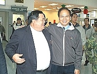 　行政院長半個月內二度來馬，縣長陳雪生、議長陳振清前往迎接。（圖／文：張登傑）