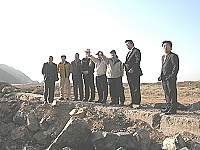 　交通部長林陵三在地方首長、民代陪同下，現地瞭解機場延伸改善的建議。（圖／文：陳鵬雄）