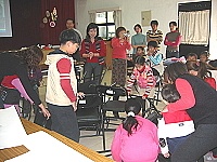 不要急、不要慌,要如何在不移動其他椅子的情況下抽出一張椅子,吳慧琳要小朋友先想一想再動手。(圖/文:林冰芳)