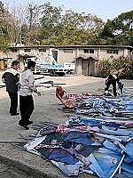 　環保局人員主動出擊，把各陣營的競選旗幟全數拆除，提早還給鄉親乾淨清爽的路面。（圖／文：曹重偉）