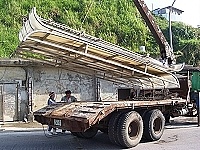 　環保局會同東引鄉公所環保人員，針對經過勸導及公告後仍未處理之廢棄物進行強制清除工作。（圖：東引鄉公所提供）