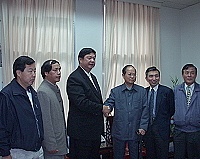 　縣長陳雪生在議員陳貴忠、張永江等人陪同下，拜會基隆市長許財利，洽談臺馬輪復航活動的雙方合作事宜。（圖：連江縣政府提供）