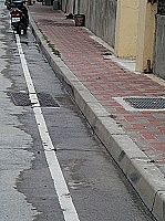 　馬港社區昨日清晨發生自來水管破裂，外漏自來水一路流到招待所廣場。（圖／文：張登傑）
