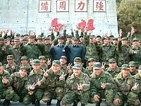 陸軍總司令朱上將一行蒞抵馬防部視導,受到官兵們的熱烈歡迎,並熱情的和大家合影留念。(圖/文:江承翰)