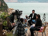 　縣府企劃室製作連江縣第三屆縣長陳雪生就職三週年錄影帶，圖為縣長在夫人村進行外景錄製。（圖：連江縣政府提供）