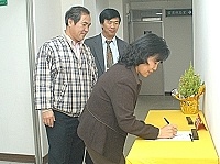 　連江縣議會第三屆第七次臨時大會開議，議員們陸續完成報到程序。（圖／文：張登傑）