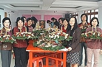 　馬港社區發展協會舉辦「花樣年華—聖誕節人造花飾」，為住家營造溫馨幸福的聖誕節氣氛。（圖／文：張登傑）