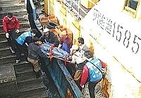 　閩連漁１５８５號大陸漁民不幸被起網機擊傷，頭部嚴重扁凹變形，緊急入港送往縣立醫院急救。（圖／文：張登傑）