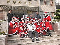寶血托兒所小小聖誕老公公北竿到處報佳音。(圖/文:陳鵬雄)