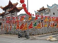 　塘岐蕭王府廟本週六正式落成啟用，塘岐街燈籠高高掛，慶典熱鬧可期。（圖／文：陳鵬雄）