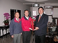 　縣選委會主委陳雪生致送當選證書給第六屆立委選舉當選人曹爾忠。（圖／文：曹重偉）