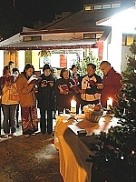 　天主教友們齊唱聖歌，恭迎聖嬰。（圖／文：曹重偉）