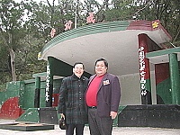   知名醫師許亞伯回到睽違三十餘年的成功山九十三師。（圖：許亞伯提供）