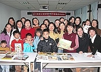 　婦女會「無尾熊親子讀書會研習會」活動溫馨登場，吸引多位愛好閱讀的親子檔到場參加。（圖／文：曹重偉）