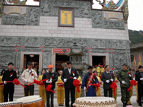 　塘岐玉封蕭王府廟落成剪綵，各界祝賀場面熱鬧。（圖／文：陳鵬雄）