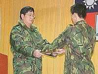 　馬防部日前舉行士官隊結訓典禮，司令程中將親自頒發獎牌給優秀學員。(圖／文：江承翰)