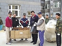 　環保局協助清水住宅清運裝潢建材及廢棄物，縣長陳雪生也呼籲居民拿出公德心，維護優良住宅的美譽。（圖：連江縣政府環保局提供）