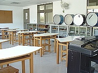 　王建華校長發揮巧思，把兩座令人頭痛的廢棄公廁，變成為孩子們的美勞教室，以及音樂教室。（圖／文：張登傑）