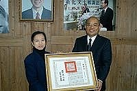 　總統府秘書長蘇貞昌昨天代表陳水扁總統專程抵達馬祖頒贈連江縣故前縣長劉立群的褒揚令。（圖／文：張登傑）