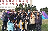 　他們就是不怕冷的七年級！馬祖高中學生昨日在枕戈待旦公園裡搭起帳棚度過一個不一樣的跨年夜。（圖／文：張登傑）