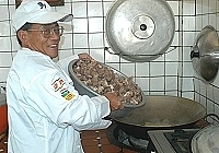 　羊肉爐生意天氣越冷賣得越好。（圖／文：張登傑）